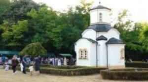 "OVDE SE KANDILO VERE NIKAD NIJE UGASILO" Preobraženjski sabor u Dalju okupio Srbe, hiljade vernika u manastiru