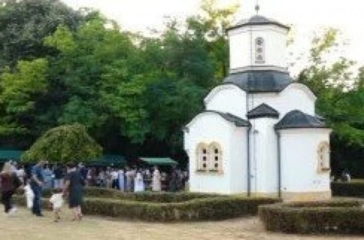 "OVDE SE KANDILO VERE NIKAD NIJE UGASILO" Preobraženjski sabor u Dalju okupio Srbe, hiljade vernika u manastiru