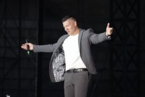 PREKINUO NASTUP ZBOG LJUBAVI! Sloba Radanović usred koncerta u Budvi uradio OVO - Cela diskoteka EKSPLODIRALA OD ODUŠEVLJENJA!