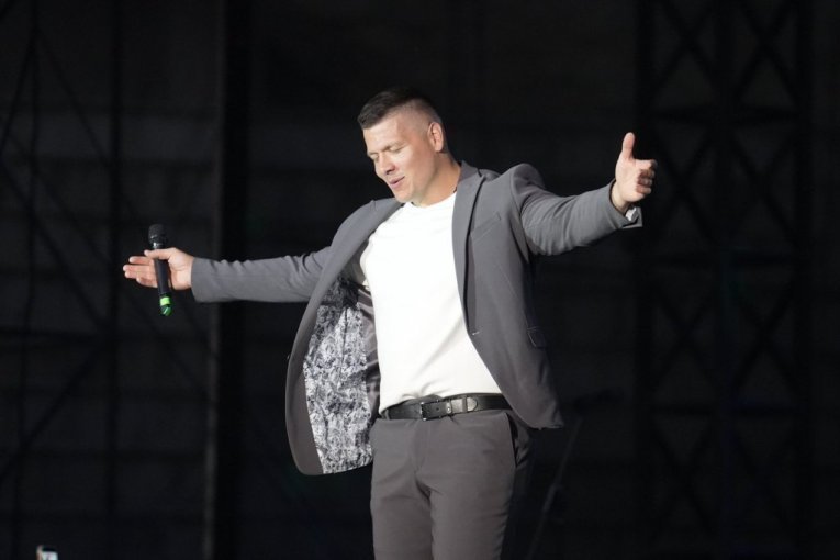PREKINUO NASTUP ZBOG LJUBAVI! Sloba Radanović usred koncerta u Budvi uradio OVO - Cela diskoteka EKSPLODIRALA OD ODUŠEVLJENJA!