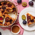 PREVRNUTI KOLAČ SA ŠLJIVAMA nikad nije bilo lakše napraviti: Jednostavan recept za mekan i ukusan kolač