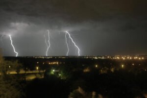 Pašće više od 30 litara kiše, u Srbiju stiže jaka oluja! Nakon 38 stepeni, sledi veliki obrt! Svuda će da grmi