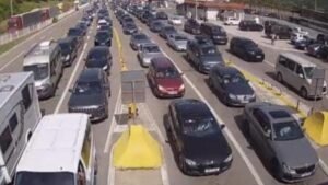 Počinju gužve na granicama i putevima: Evo gde danas možete da izgubite sat ili pet