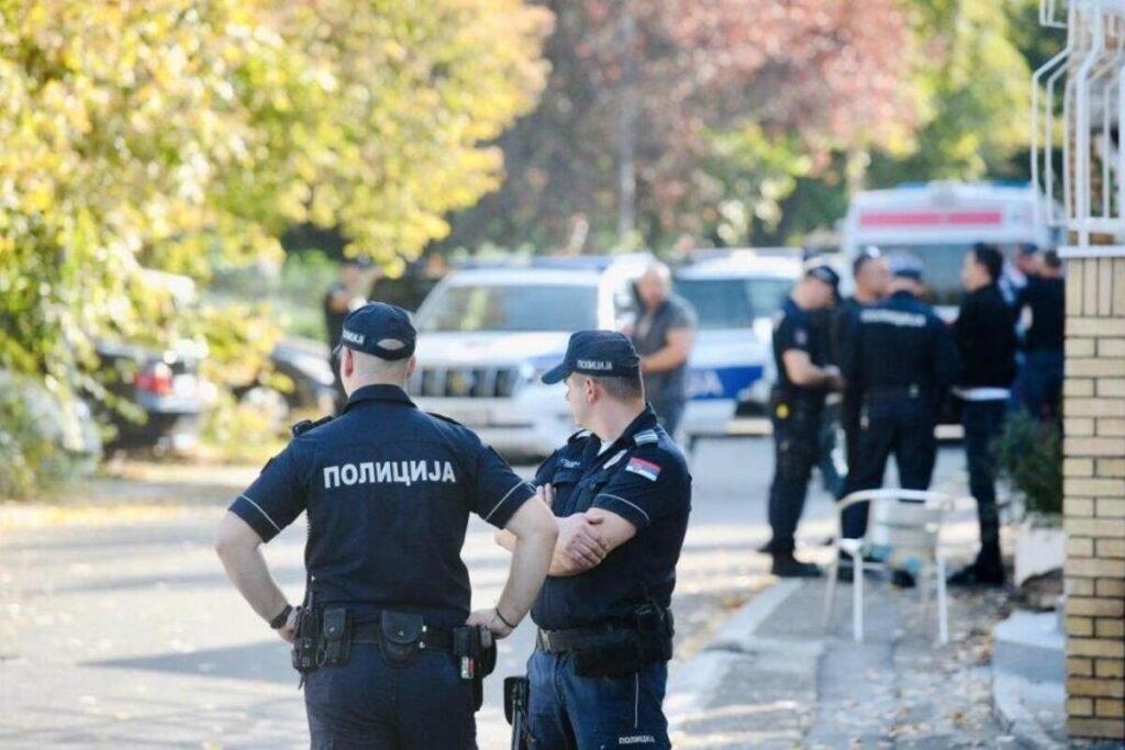 Pronađena tela brata i sestre! Užas u stanu na Bežanijskoj kosi, ispred zgrade policija i Hitna pomoć!