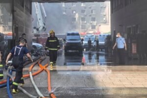 SPREČENO ŠIRENJE POŽARA U ZEMUNSKOM NASELJU! Drama na terenu, intervencija i dalje u toku