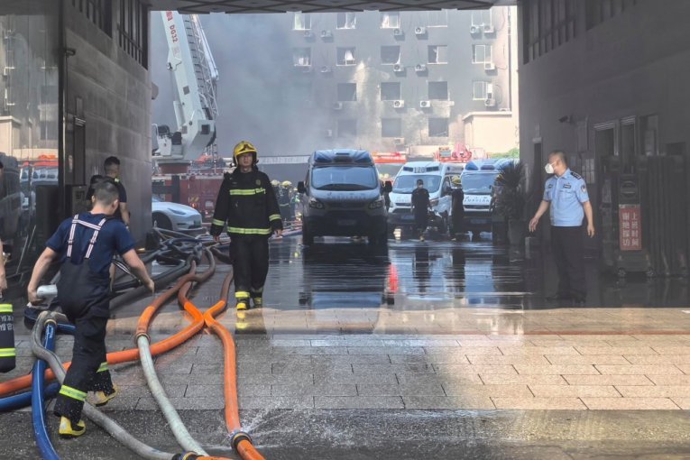 SPREČENO ŠIRENJE POŽARA U ZEMUNSKOM NASELJU! Drama na terenu, intervencija i dalje u toku