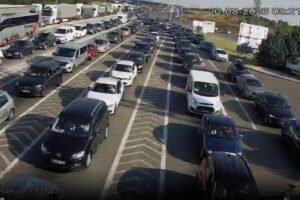 ŠTA JE, BRE, SAD OVO? Zvanično čekanje na granici 40 minuta, a OVA SLIKA pokazuje KILOMETARSKU KOLONU (FOTO)