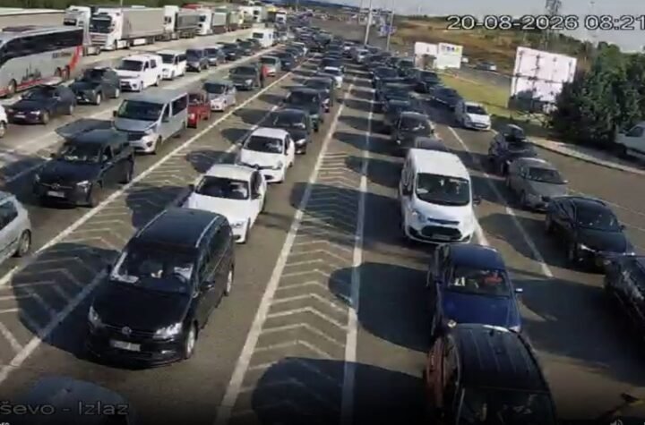 ŠTA JE, BRE, SAD OVO? Zvanično čekanje na granici 40 minuta, a OVA SLIKA pokazuje KILOMETARSKU KOLONU (FOTO)