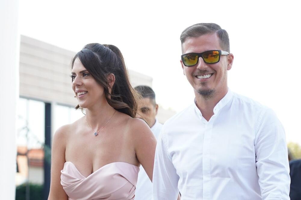 STAN SRPSKOG PEVAČA ZAVRŠIO NA OGLASIMA! Objavljeno da se PRODAJE, osvanule i FOTOGRAFIJE IZNUTRA