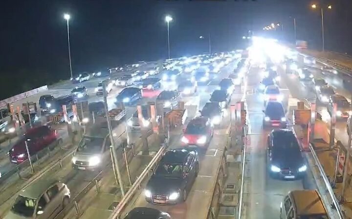 STANJE NA GRANICAMA TOKOM VEČERI: Na Batrovcima haos, čeka se i po 4 sata! Evo gde su manje gužve i kako da izbegnete kolaps