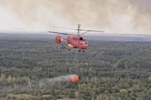 STIGLA POMOĆ: Helikopteri i vatrogasci iz Češke i Rumunije gase požar u Deliblatskoj peščari