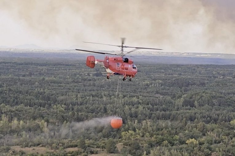 STIGLA POMOĆ: Helikopteri i vatrogasci iz Češke i Rumunije gase požar u Deliblatskoj peščari