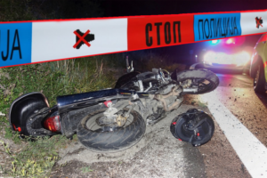 STRAVIČNA NESREĆA KOD BARIČA! Motociklista se zakucao u automobil - LEKARI MU SE BORE ZA ŽIVOT!