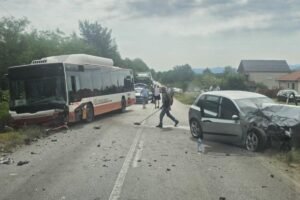 Stravičan sudar autobusa i automobila na putu između Čačka i Kraljeva! Vozila potpuno smrskana, ništa nije ostalo