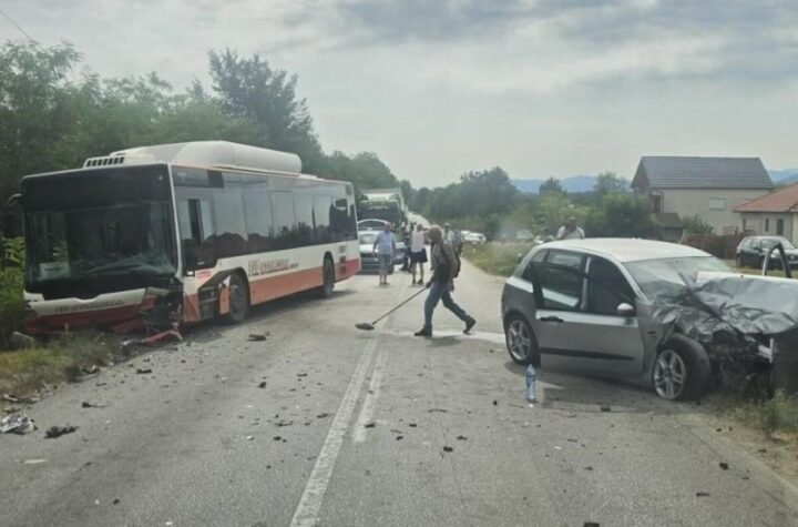 Stravičan sudar autobusa i automobila na putu između Čačka i Kraljeva! Vozila potpuno smrskana, ništa nije ostalo