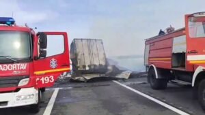 VELIKI POŽAR KOD ŠAPCA: Izgorelo 20 vozila, vatra nastavila da se širi (FOTO)