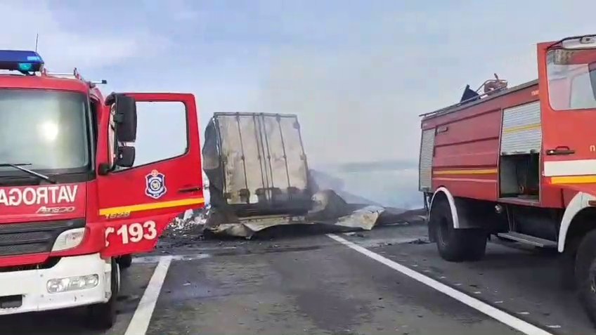 VELIKI POŽAR KOD ŠAPCA: Izgorelo 20 vozila, vatra nastavila da se širi (FOTO)