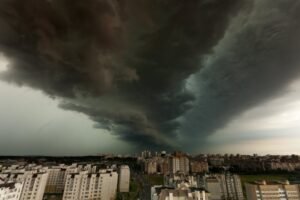 VIŠE OD 40 POVREĐENIH! Veliki tornado u Francuskoj