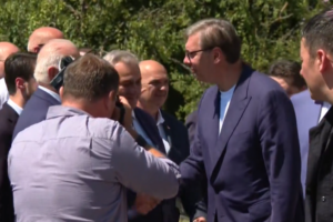 VUČIĆ I DODIK OBILAZE MANASTIR RMANJ: Svečani doček za dva lidera na Ilindan - čula se crkvena zvona!
