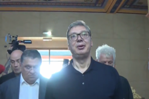 VUČIĆ U BELEGIŠU! Predsednik razgovara sa meštanima i obilazi Hram Prenosa moštiju Svetog oca Nikolaja - DOČEKAO GA VELIKI BROJ LJUDI, DOBIO I LEP POKLON!