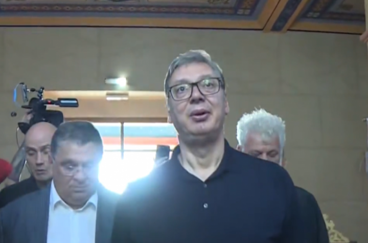 VUČIĆ U BELEGIŠU! Predsednik razgovara sa meštanima i obilazi Hram Prenosa moštiju Svetog oca Nikolaja - DOČEKAO GA VELIKI BROJ LJUDI, DOBIO I LEP POKLON!