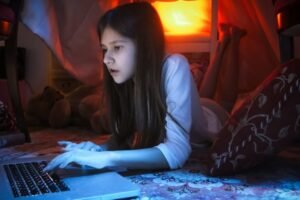 ALARMANTNI PODACI IZ 2025. GODINE! Uhapšeno čak 30 predatora, a 86 odsto dece SVAKODNEVNO KORISTILO INTERNET