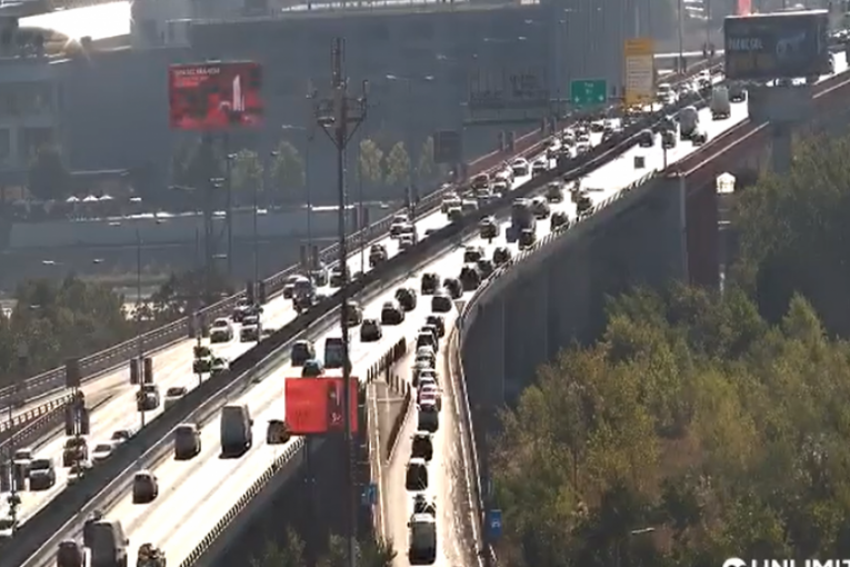 BEOGRAD JUTROS U ZNAKU GUŽVI! Brankov most najkritičniji, kolone i na Gazeli i Pančevcu, evo gde se sve čeka (FOTO)
