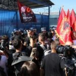DEMONSTRANTI POKUŠALI NA SILU DA UĐU U ZGRADU EULEKSA! Haos u Prištini nakon presude Tačiju i vođama OVK!