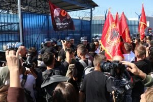 DEMONSTRANTI POKUŠALI NA SILU DA UĐU U ZGRADU EULEKSA! Haos u Prištini nakon presude Tačiju i vođama OVK!