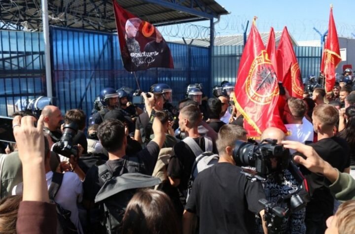 DEMONSTRANTI POKUŠALI NA SILU DA UĐU U ZGRADU EULEKSA! Haos u Prištini nakon presude Tačiju i vođama OVK!