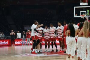 ĐOKOVIĆ U ARENI! Teniski GOAT uživo gleda Zvezdu protiv Žalgirisa! Obukao moćnu majicu, dočekan ovacijama! (FOTO)