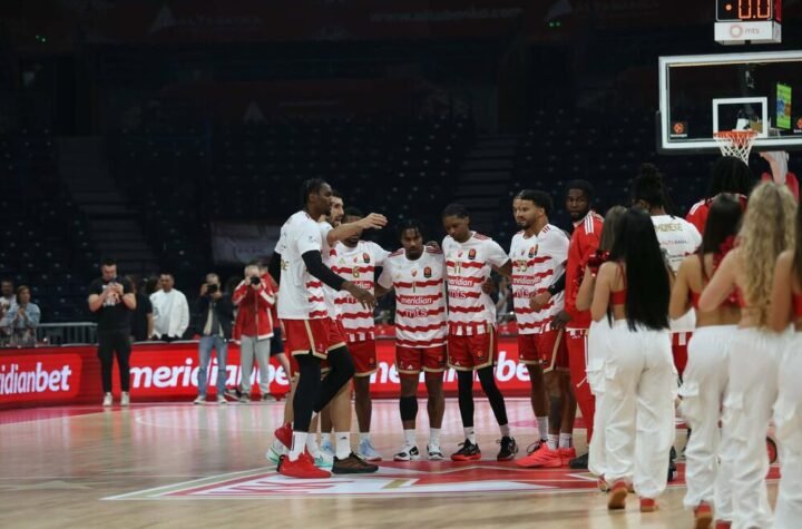 ĐOKOVIĆ U ARENI! Teniski GOAT uživo gleda Zvezdu protiv Žalgirisa! Obukao moćnu majicu, dočekan ovacijama! (FOTO)