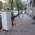 FRIŽIDER NA IZVOLTE U CENTRU BEOGRADA: Nesvakidašnja scena zbunila građane, tik uz kontejner! (FOTO)