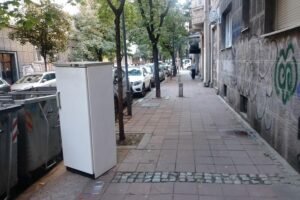 FRIŽIDER NA IZVOLTE U CENTRU BEOGRADA: Nesvakidašnja scena zbunila građane, tik uz kontejner! (FOTO)
