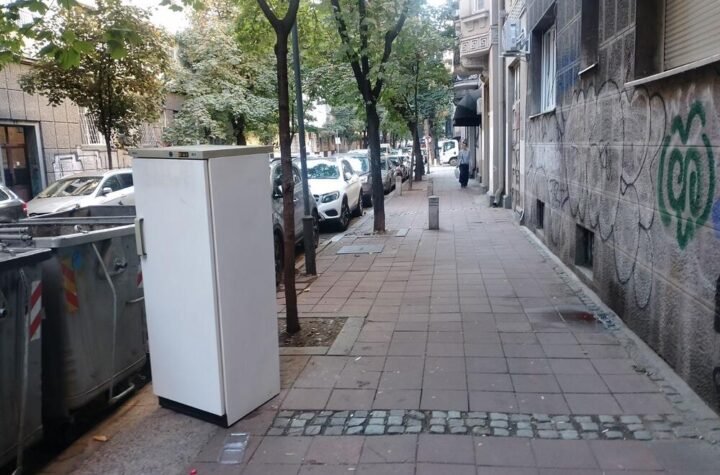 FRIŽIDER NA IZVOLTE U CENTRU BEOGRADA: Nesvakidašnja scena zbunila građane, tik uz kontejner! (FOTO)