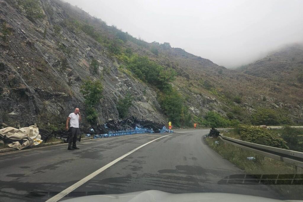 (Foto) Bizarna saobraćajka kod Gornjeg Milanovca: Prevrnula se prikolica, gajbe rasute po putu