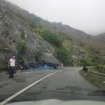 (Foto) Bizarna saobraćajka kod Gornjeg Milanovca: Prevrnula se prikolica, gajbe rasute po putu