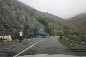 (Foto) Bizarna saobraćajka kod Gornjeg Milanovca: Prevrnula se prikolica, gajbe rasute po putu