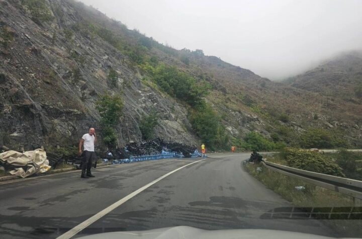 (Foto) Bizarna saobraćajka kod Gornjeg Milanovca: Prevrnula se prikolica, gajbe rasute po putu