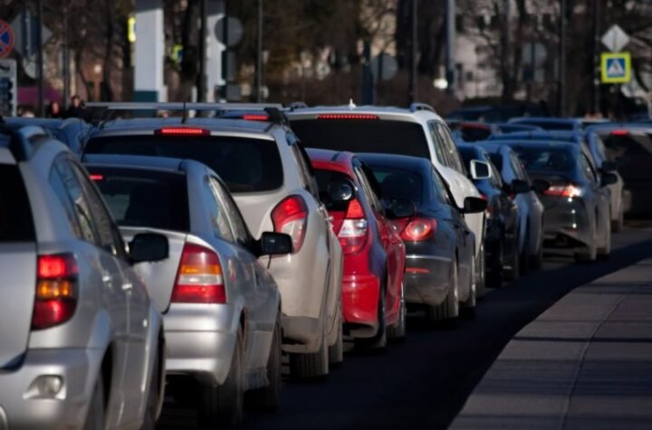 HAOS NA AUTO-PUTU KA SURČINU! Kolona duga nekoliko kilometara, a evo i zbog čega!