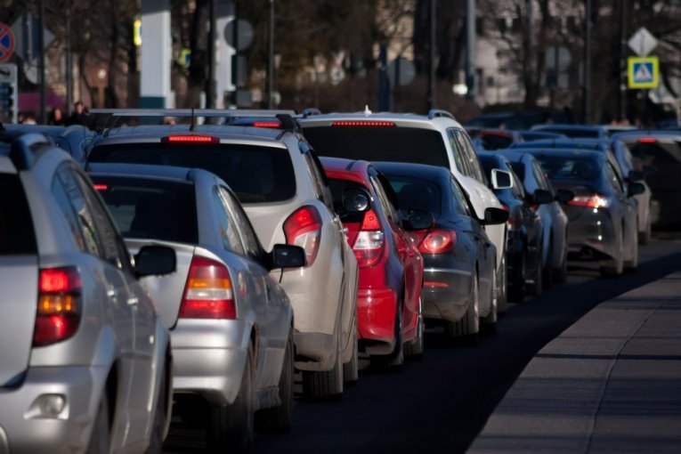 HAOS NA AUTO-PUTU KA SURČINU! Kolona duga nekoliko kilometara, a evo i zbog čega!