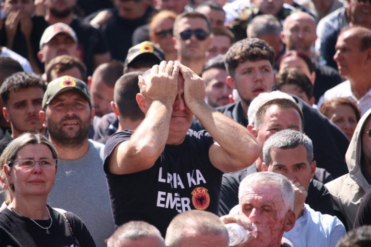 HAOS ZBOG PRESUDE VOĐAMA OVK! Albanci kamenjem i flašama zasuli zgradu Euleksa, čuju se i povici "UČK"!