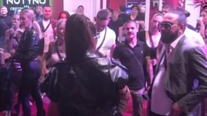 Izdržite, možete vi to: Ana Nikolić se obratila učesnicima Elite, poželela im sreću, pa šalom nasmejala sve: Ne pevam, kandidujem se za predsednika (V