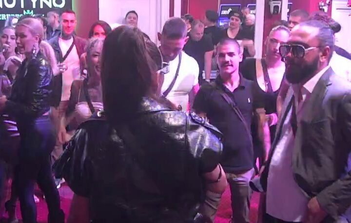 Izdržite, možete vi to: Ana Nikolić se obratila učesnicima Elite, poželela im sreću, pa šalom nasmejala sve: Ne pevam, kandidujem se za predsednika (V