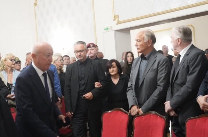 "Još u Kninu otpočeo je borbu da po svaku cenu spreči mogući bratoubilački rat" Saobar pokojnog generela Mladića otkrio ono o čemu se dugo ćutalo!