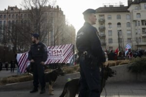 KRVAVI NAPAD U MAĐARSKOJ! Starac izbo dvojicu mladića, jednom se LEKARI BORE ZA ŽIVOT