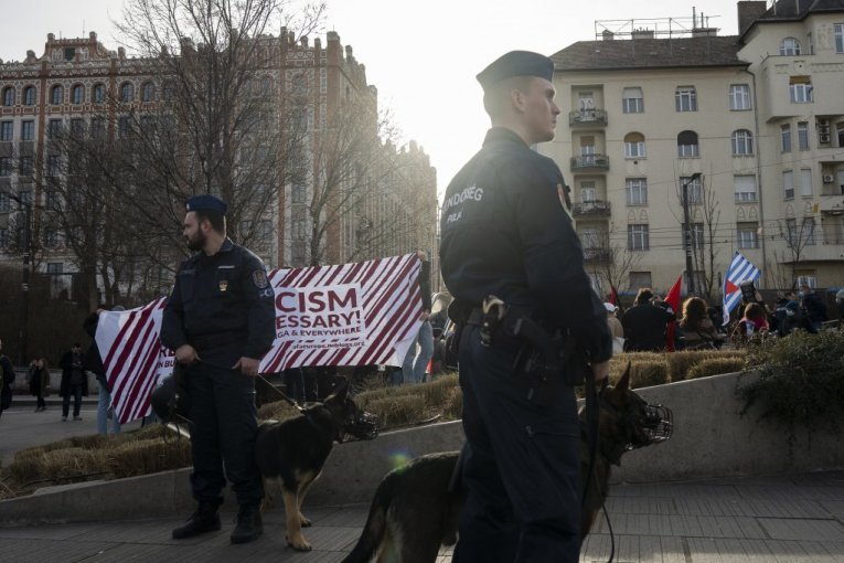 KRVAVI NAPAD U MAĐARSKOJ! Starac izbo dvojicu mladića, jednom se LEKARI BORE ZA ŽIVOT