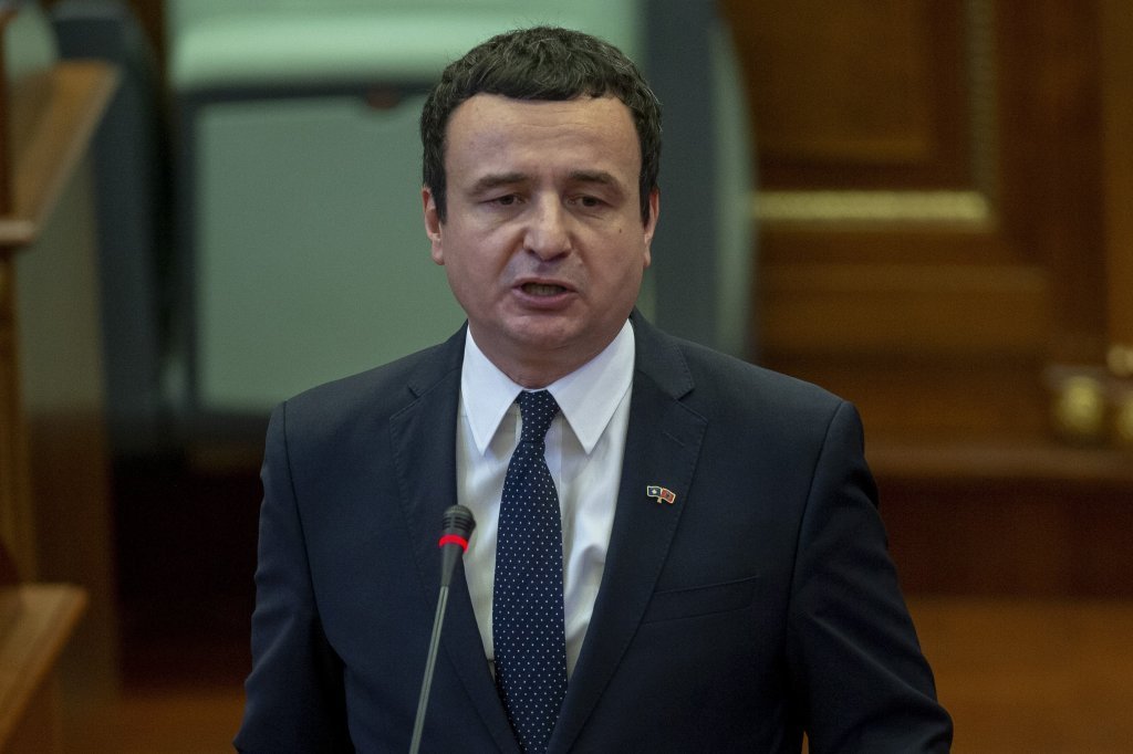 KURTIJEVA POLICIJA NE ODUSTAJE OD MALTRETIRANJA SRBA! Trojicu uhapsili zbog srednjovekovnih noževa i srpske zastave, pa morali da ih puste!