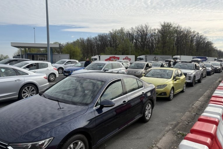 Kamioni čekaju satima na granicama, AMSS objavio najnovije upozorenje za vozače