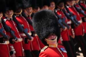 MENJA SE TRADICIJA U BRITANSKOJ GARDI?! Medveđe krzno moglo bi da ode u istoriju